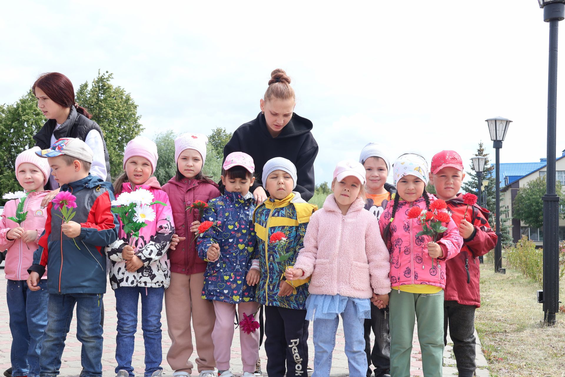 Хәтерләрдә утлы кузлар кебек: Актанышта Хәтер һәм кайгы көненә багышланган митингыннан безнең фоторепортаж