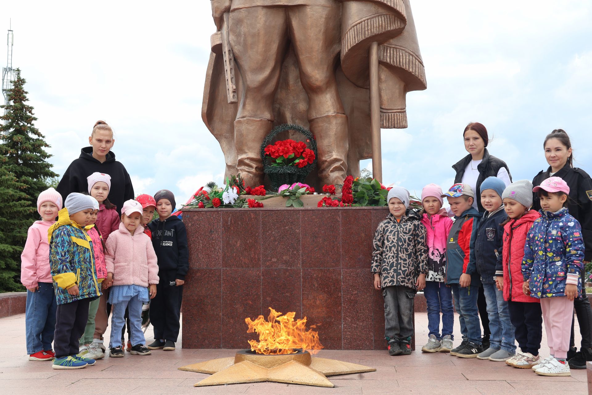 Хәтерләрдә утлы кузлар кебек: Актанышта Хәтер һәм кайгы көненә багышланган митингыннан безнең фоторепортаж