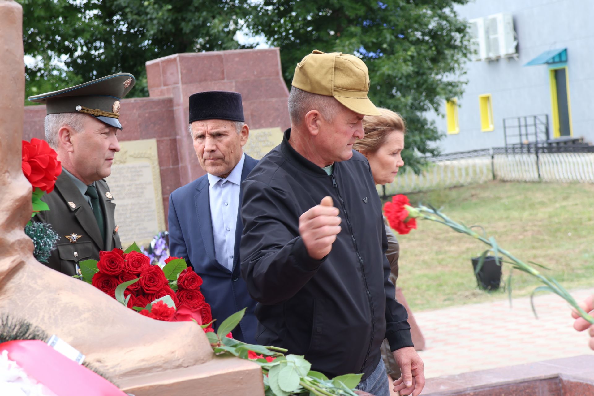 Хәтерләрдә утлы кузлар кебек: Актанышта Хәтер һәм кайгы көненә багышланган митингыннан безнең фоторепортаж