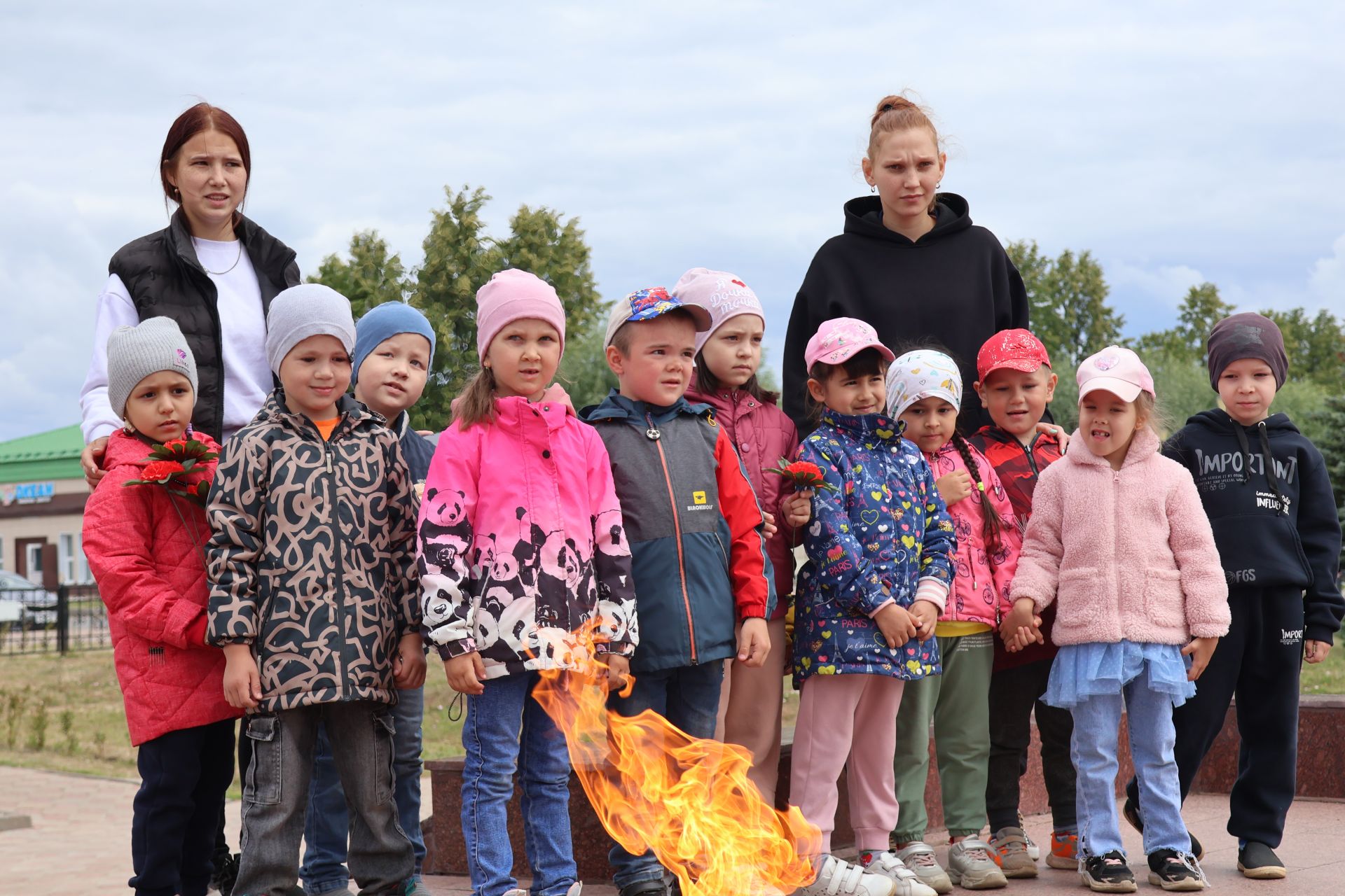 Хәтерләрдә утлы кузлар кебек: Актанышта Хәтер һәм кайгы көненә багышланган митингыннан безнең фоторепортаж