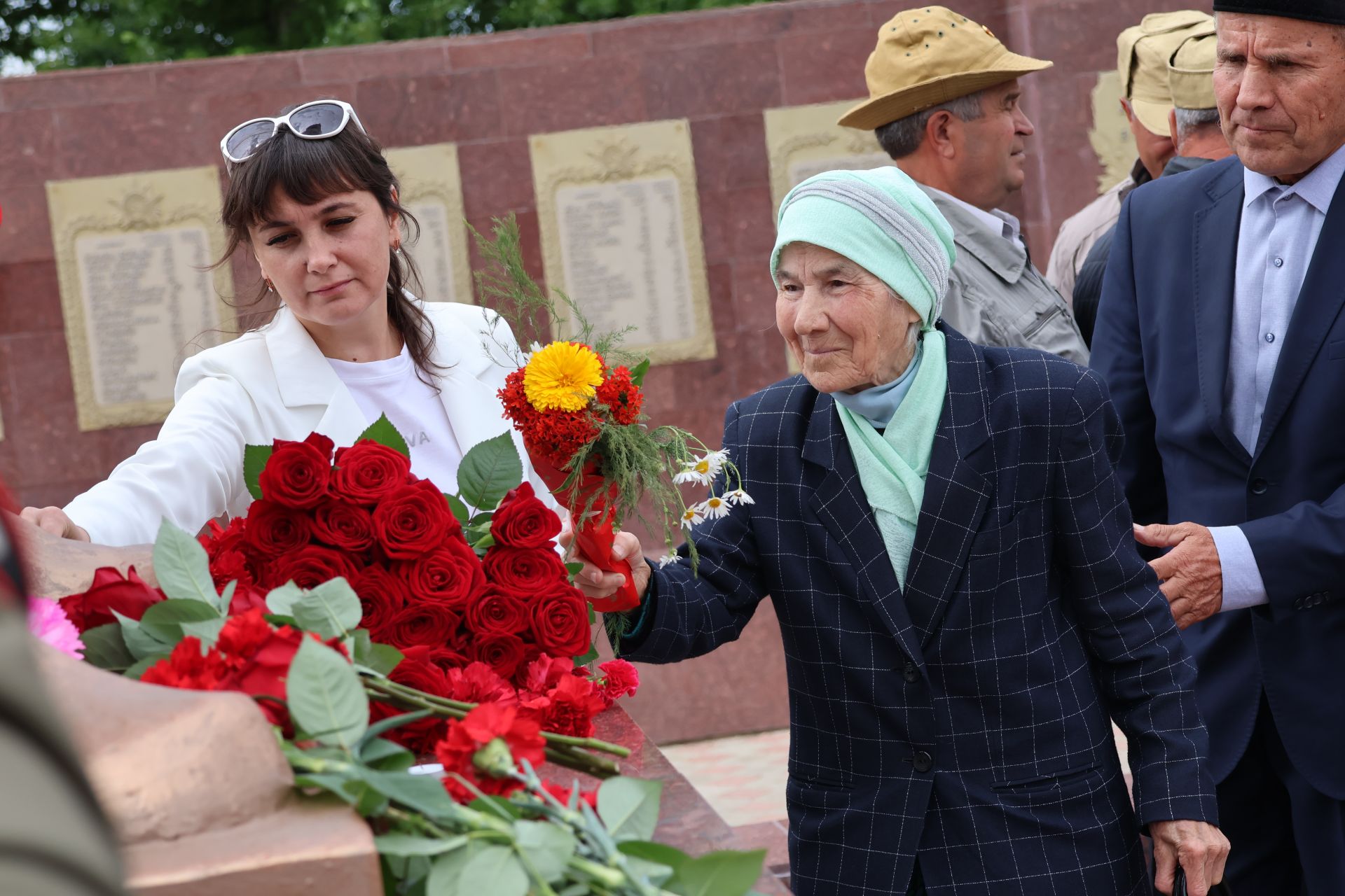 Хәтерләрдә утлы кузлар кебек: Актанышта Хәтер һәм кайгы көненә багышланган митингыннан безнең фоторепортаж