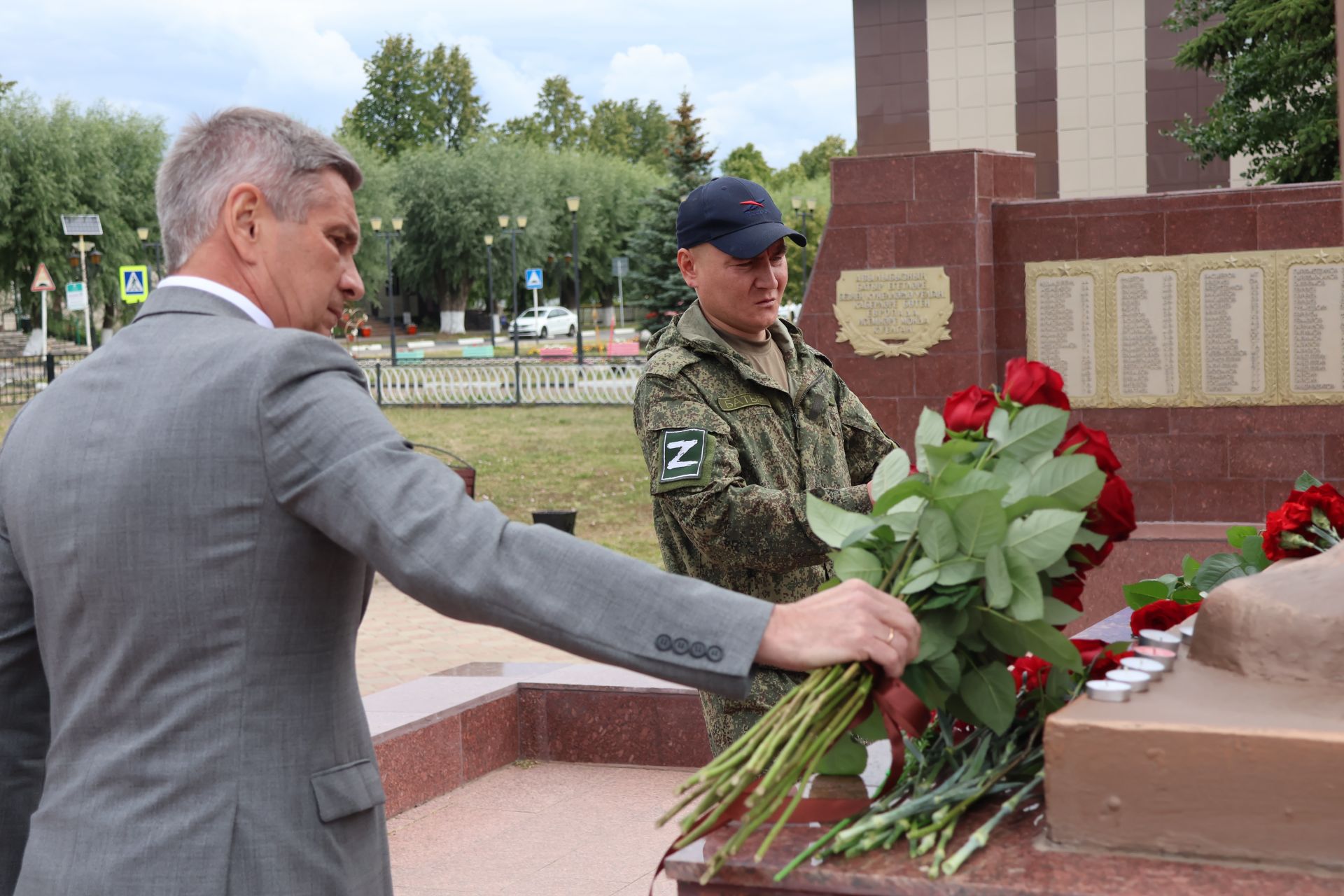 Хәтерләрдә утлы кузлар кебек: Актанышта Хәтер һәм кайгы көненә багышланган митингыннан безнең фоторепортаж