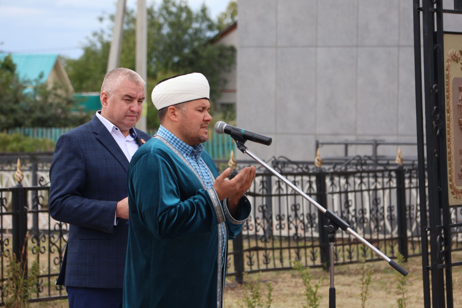 Хәтерләрдә утлы кузлар кебек: Актанышта Хәтер һәм кайгы көненә багышланган митингыннан безнең фоторепортаж