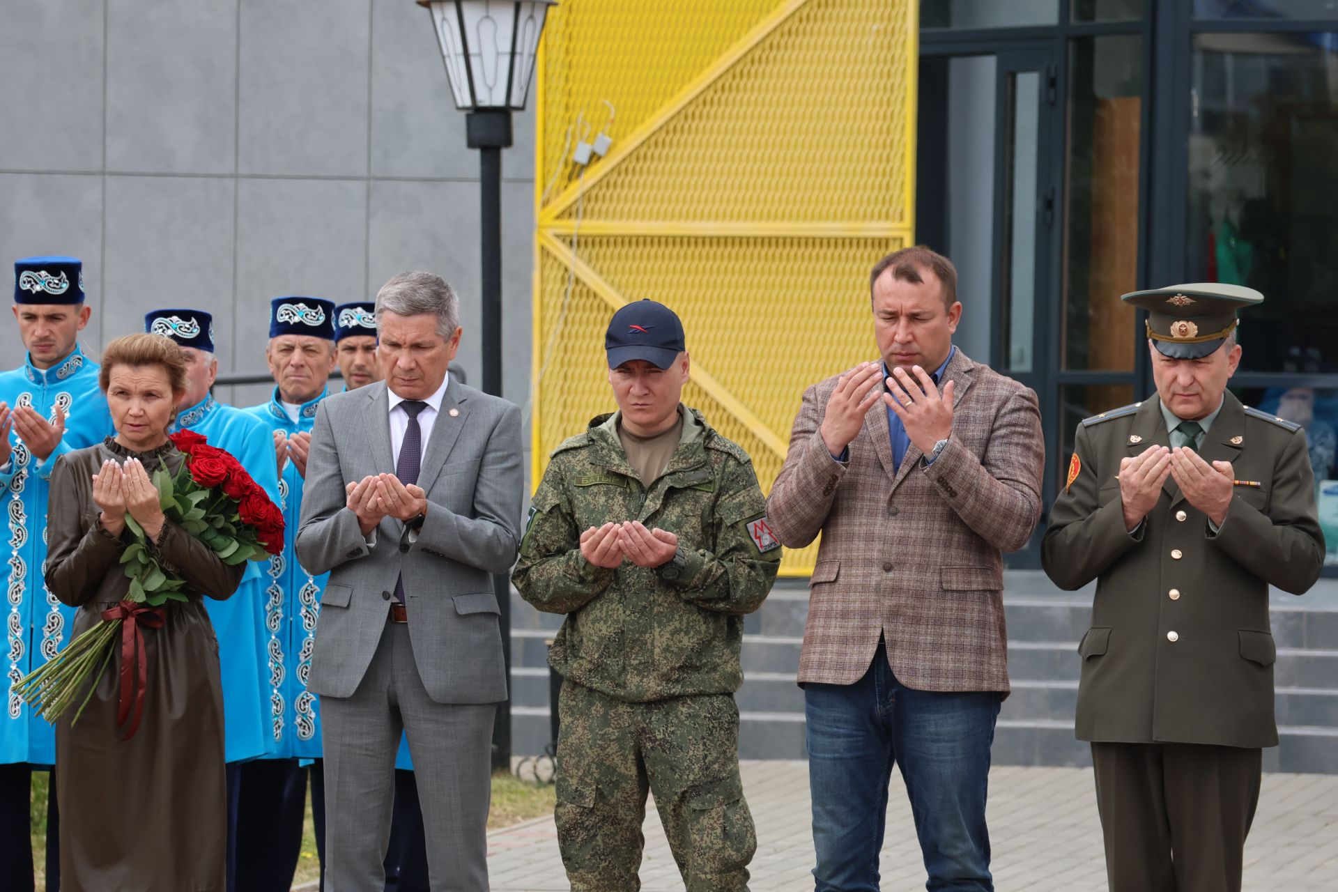 Хәтерләрдә утлы кузлар кебек: Актанышта Хәтер һәм кайгы көненә багышланган митингыннан безнең фоторепортаж