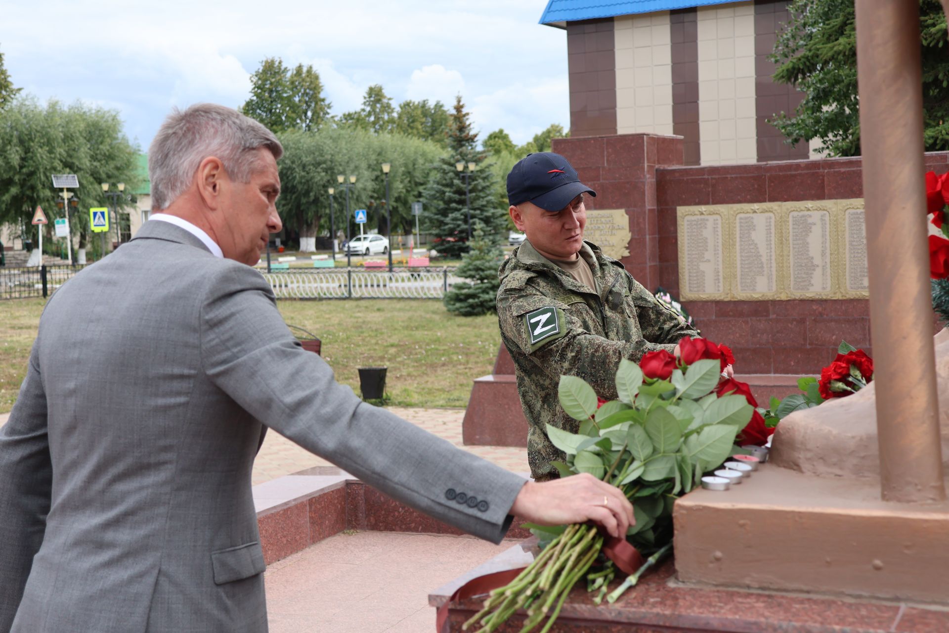 Хәтерләрдә утлы кузлар кебек: Актанышта Хәтер һәм кайгы көненә багышланган митингыннан безнең фоторепортаж