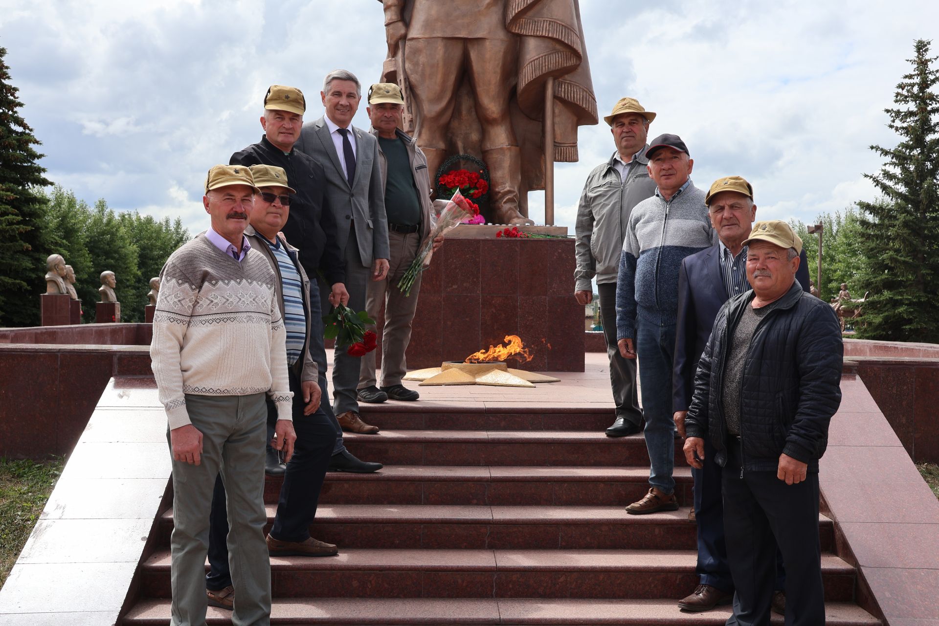 Хәтерләрдә утлы кузлар кебек: Актанышта Хәтер һәм кайгы көненә багышланган митингыннан безнең фоторепортаж