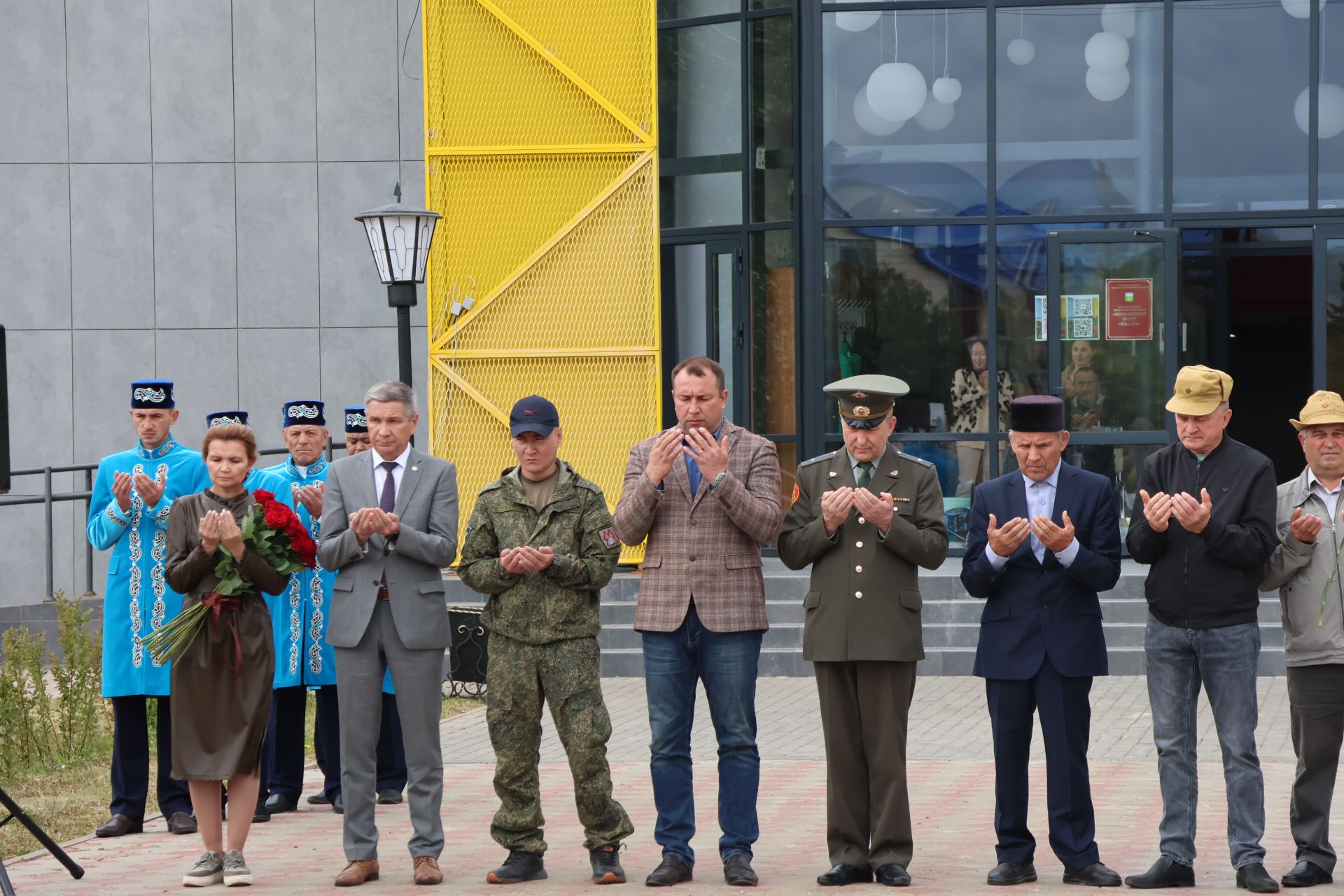 Хәтерләрдә утлы кузлар кебек: Актанышта Хәтер һәм кайгы көненә багышланган митингыннан безнең фоторепортаж