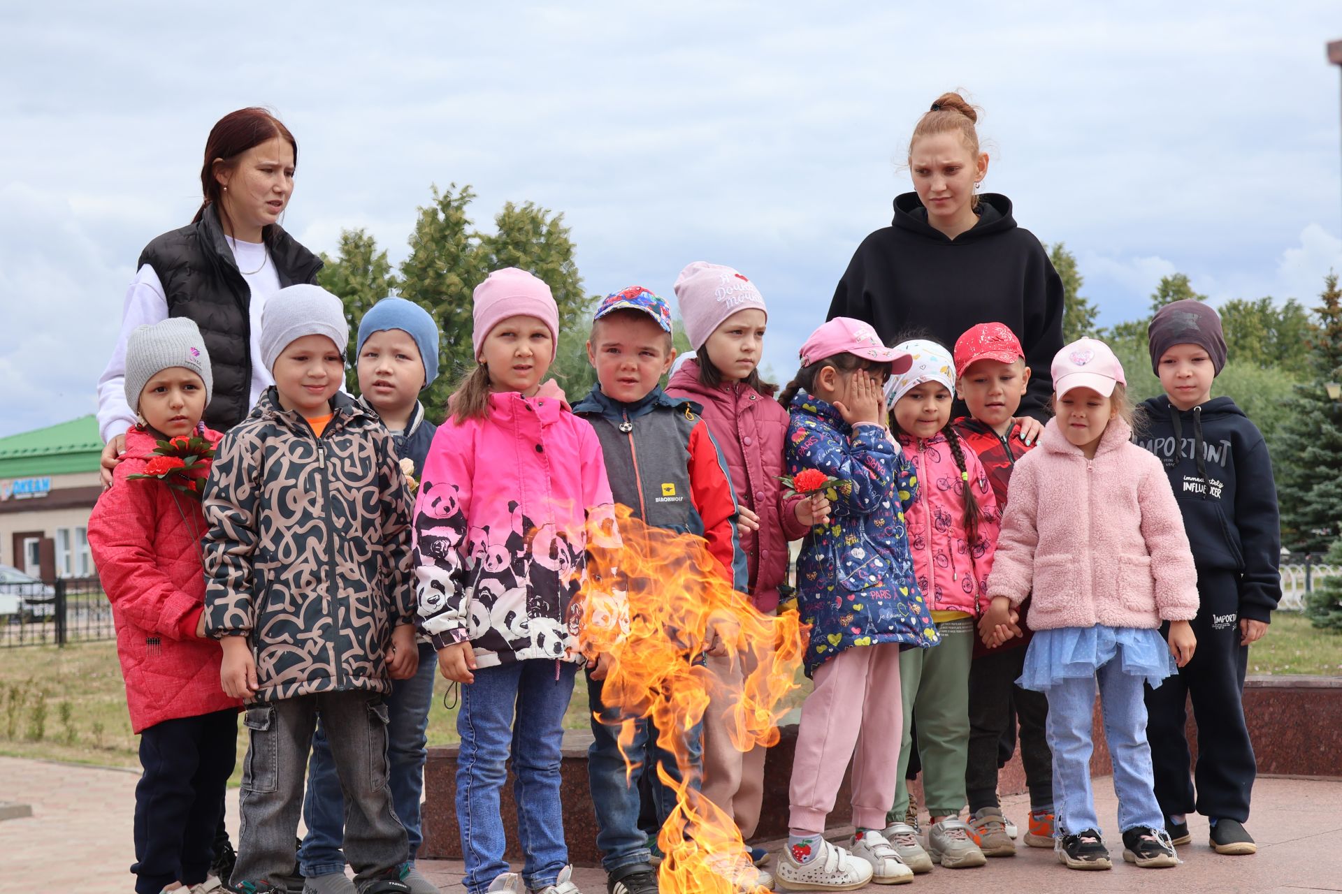 Хәтерләрдә утлы кузлар кебек: Актанышта Хәтер һәм кайгы көненә багышланган митингыннан безнең фоторепортаж