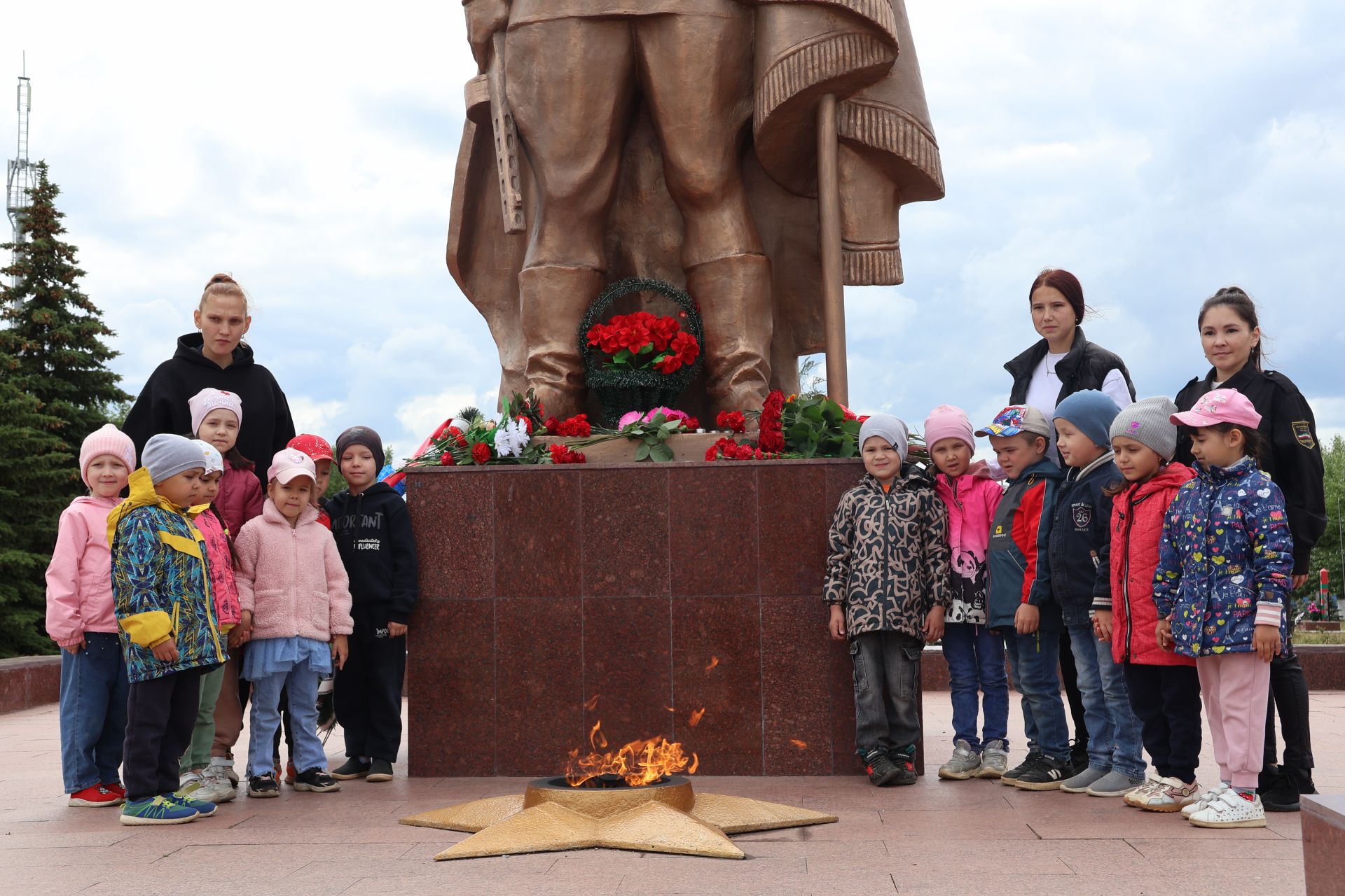 Хәтерләрдә утлы кузлар кебек: Актанышта Хәтер һәм кайгы көненә багышланган митингыннан безнең фоторепортаж