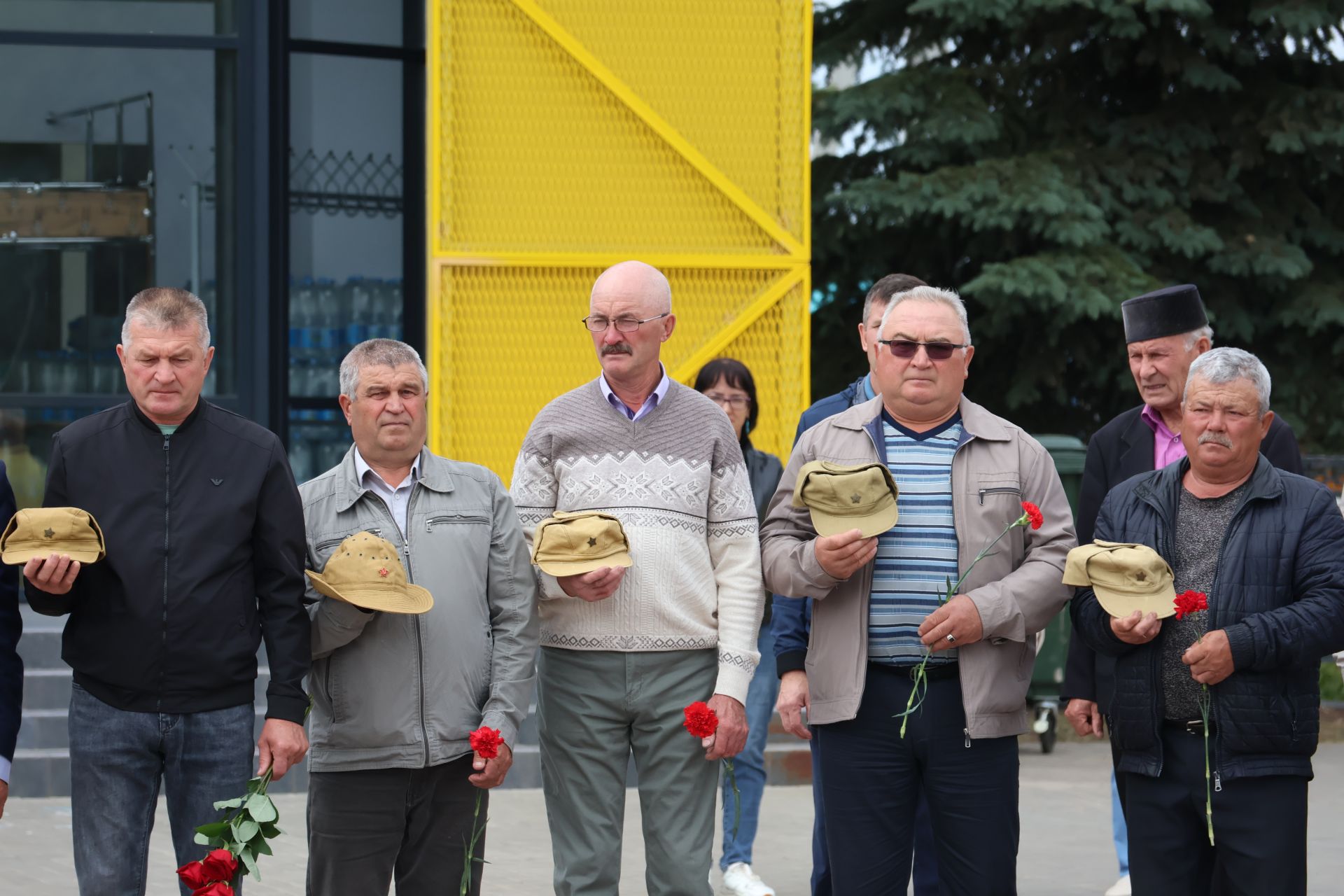 Хәтерләрдә утлы кузлар кебек: Актанышта Хәтер һәм кайгы көненә багышланган митингыннан безнең фоторепортаж