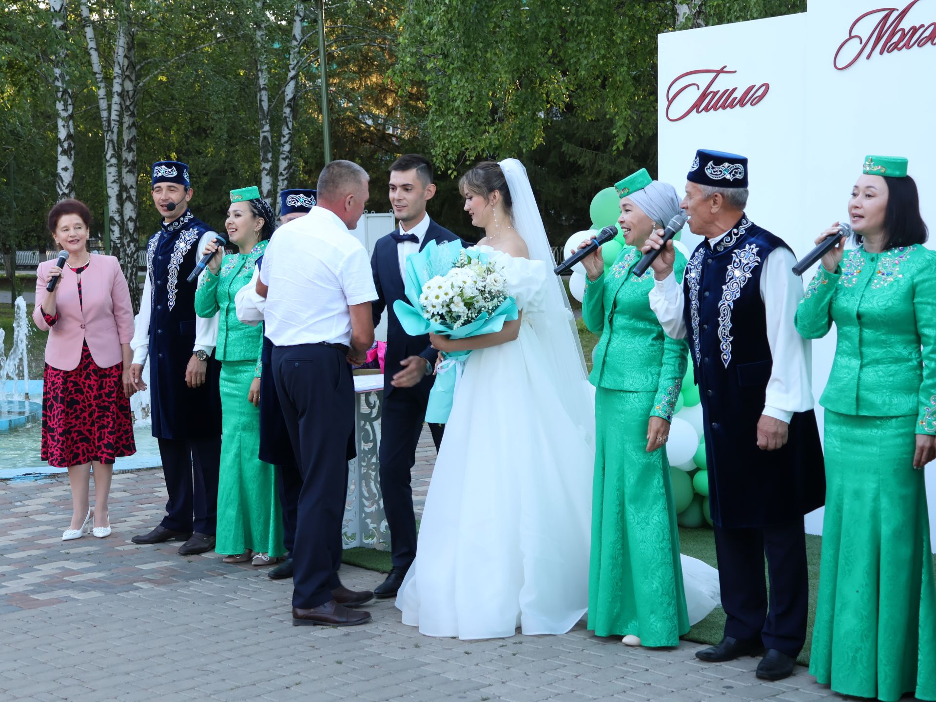 Без әле дә бергә, без әле дә матур:  Актанышта Гаилә, мәхәббәт һәм тугрылык көнендә үрнәк парларны хөрмәтләделәр