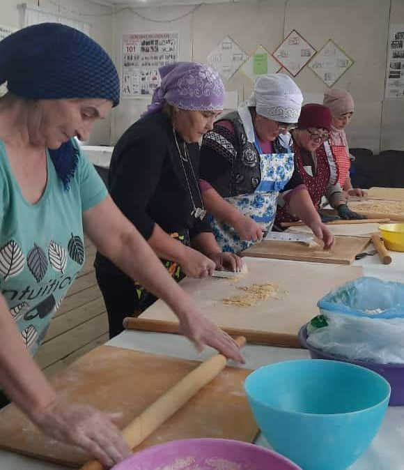 Куян авылы хатын-кызлары СВОдагы солдатларга өй токмачлары әзерләде