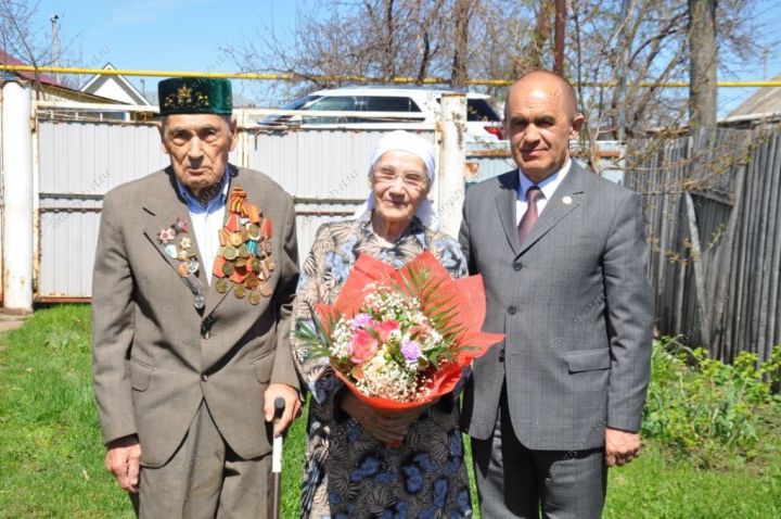 Энгель  Нәвап улы 90 яшьлек Дәлия Ханнановага  чәчәк бәйләме бүләк итте