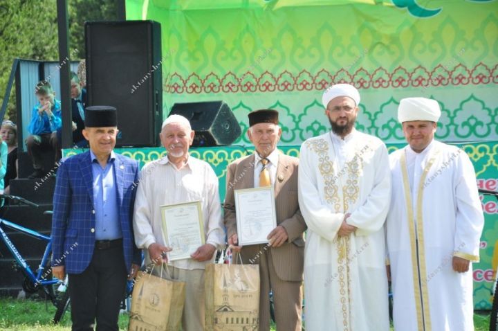 Актанышта үткән Сабантуйда лаеклы ялга чыккан имам-хатыйблар хөрмәтләнде  (+ФОТОЛАР)