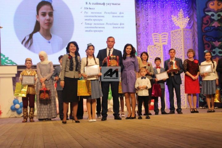 БЕЗНЕҢ ТУЛЫ ФОТОРЕПОРТАЖ: Актанышта сәләтле балалар өчен гуманитар гимназия-интернат үз алдынгыларын атады