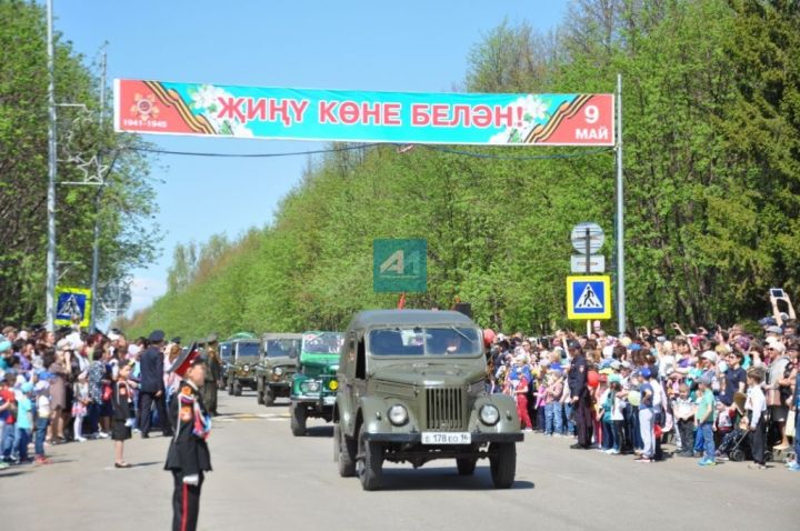 БӘЙРӘМ МИЗГЕЛЛӘРЕ: Актанышта -  Җиңү парады  (ФОТОЛАР)