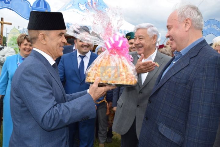 АКТАНЫШТА - ЫК БУЕ САБАНТУЕ: Бәйрәм кунаклары мәйданга су юлы аша килде (+ФОТОМИЗГЕЛЛӘР)