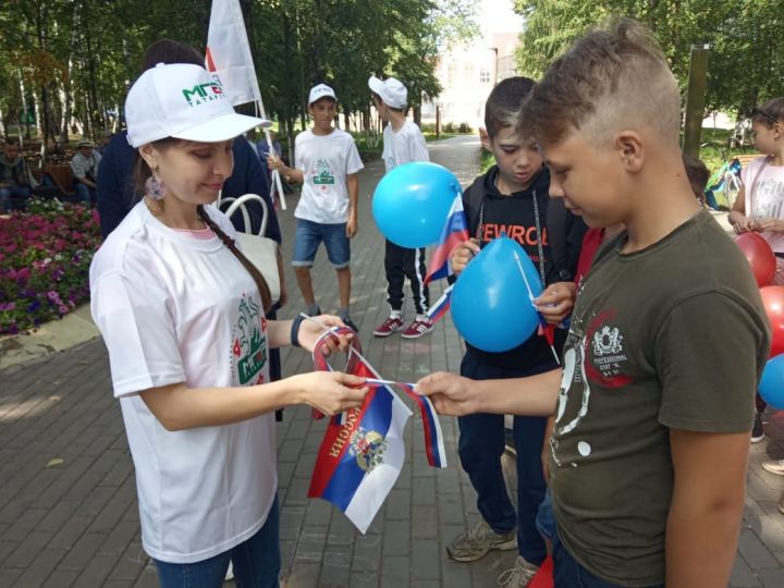 БӘЙРӘМ БҮГЕН: Актанышның  яшь гвардиячеләре  "Россия Дәүләт флагы" акциясенә кушылды (+ФОТОЛАР)