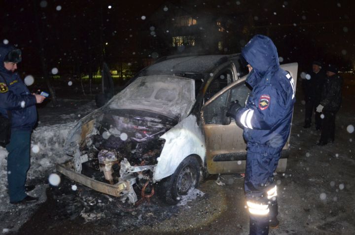 Бүген Юбилей урамында  "Пежо" автомобиленә ут капты