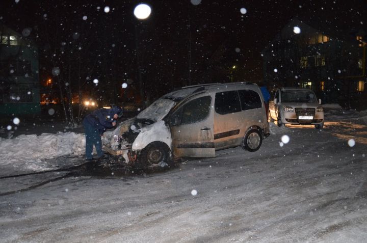 Бүген Юбилей урамында  "Пежо" автомобиленә ут капты