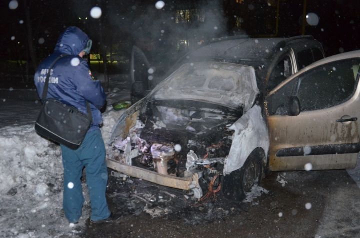 Бүген Юбилей урамында  "Пежо" автомобиленә ут капты