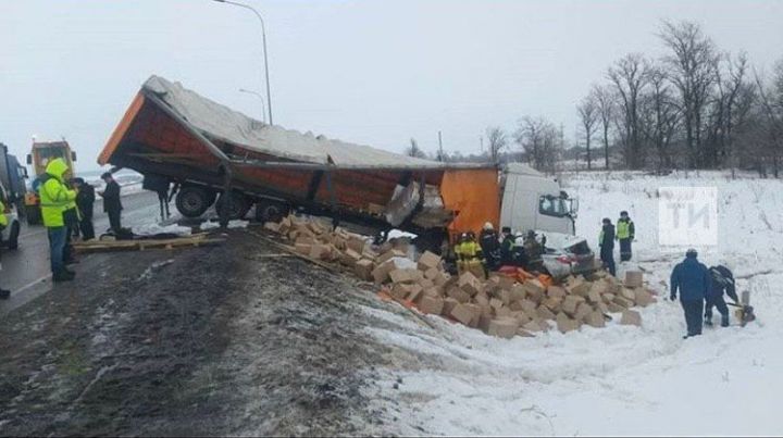 Татарстан юлында фура җиңел машина өстенә ауган, ике кеше үлгән