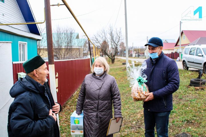 Район башлыгы Энгель Фәттахов Актаныш авыл зираты хуҗасы булган Илгиз Нәбиевкә Рәхмәтен белдерде