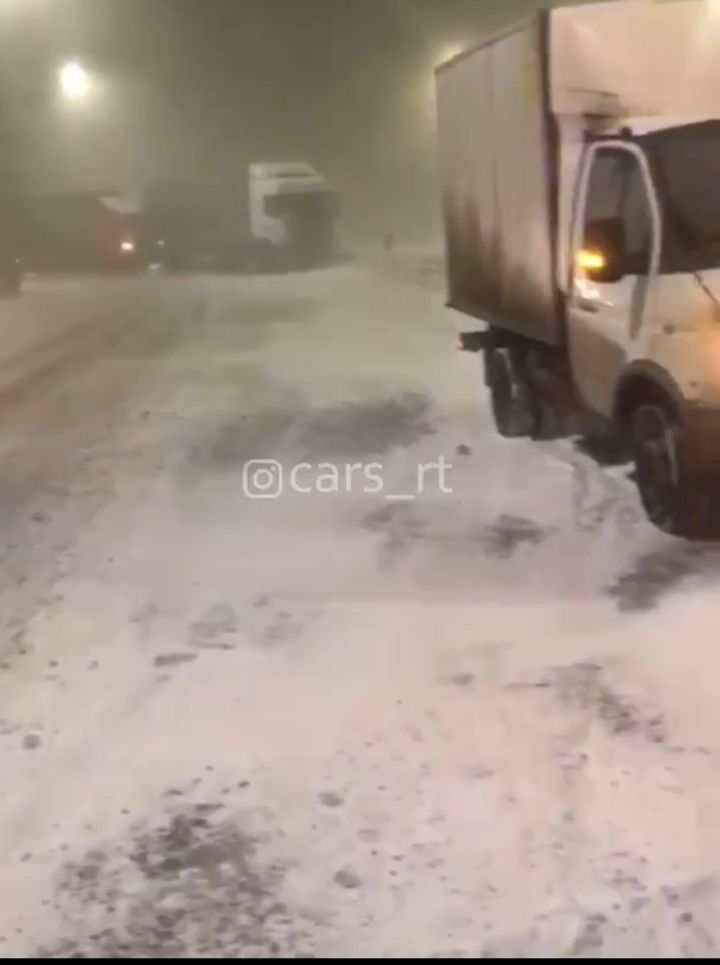 Татарстан юлларында буран һәм аварияләр аркасында бөкеләр хасил булган