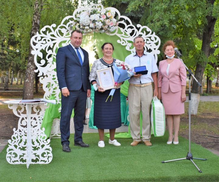 ПАР БАЛДАКЛАР АЛАР- ВӘГЪДӘЛӘШКӘН ПАРЛАР: Бүген Актанышта үрнәк парларны хөрмәтләделәр (фотолар)