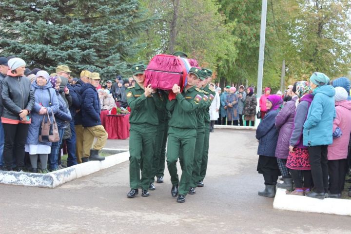 СТАРШИНА РУСЛАН КОРНИЧУК: Раил яшь гомере белән түләде, хәрби дусларын саклап  һәлак булды (фото һәм видео)