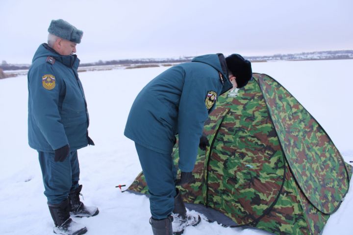 КЫШКЫ БАЛЫК ТОТУНЫҢ ҮЗ АЗАРТЫ: МЧС хезмәткәрләре журналистлар белән район сулыкларына рейд үткәрде (фото һәм видео)