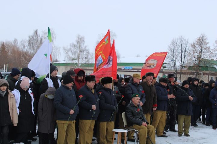 КИРӘКМИ БЕЗГӘ СУГЫШ: Бүген Җиңү паркында яугир-интернационалистларны искә алдылар (фоторепортаж)