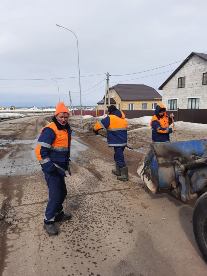 Бүгеннән юлларны төзекләндерү башланды: Салих Хөснияров урамындагы чокырларны ямыйлар