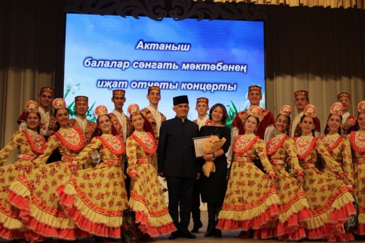 ЛАЕКЛЫ БӘЯ: Бүген балалар сәнгать мәктәбе укучылары һәм остазлары хөрмәтләнде