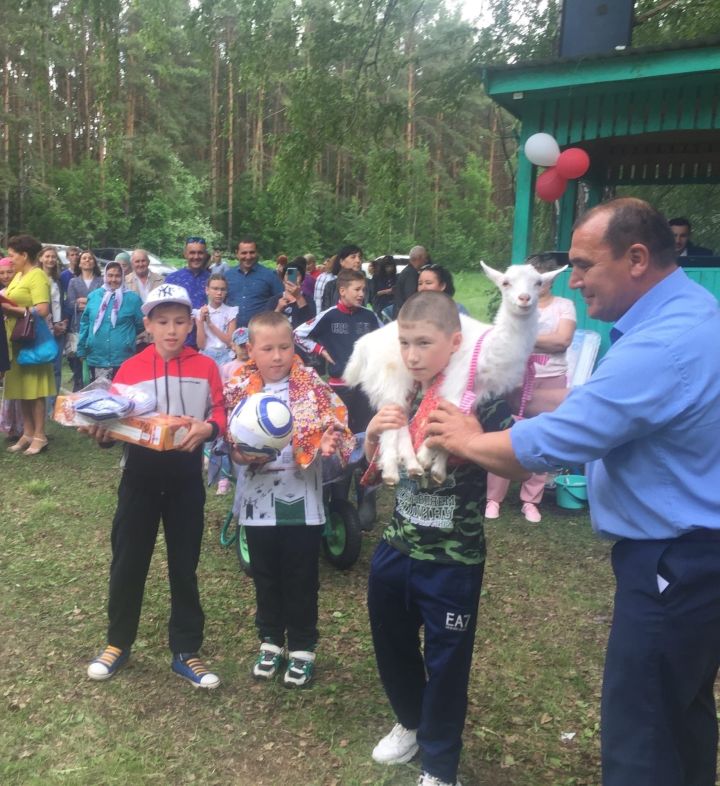 Татар Ямалысы Сабан туенда Руфил Нургалиев көрәш бәйгесендә җиңеп кәҗә бәтие белән бүләкләнгән