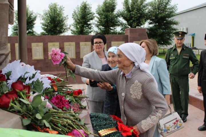 Хәтер һәм кайгы көне: Җиңү паркында батыр солдатларны искә алдылар