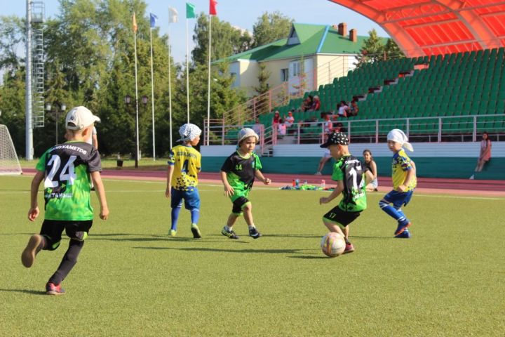 Бездә футбол турниры- Үзәк стадионда Актаныш, Яркәй, Бакалы уенчылары очрашты