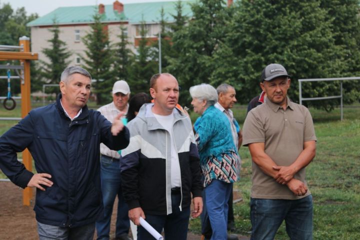 Район җитәкчесе Ленар Зарипов "Безнең ишегалды" программасы буенча төзекләндерелгән 4 кварталда яшәүчеләр белән очрашты