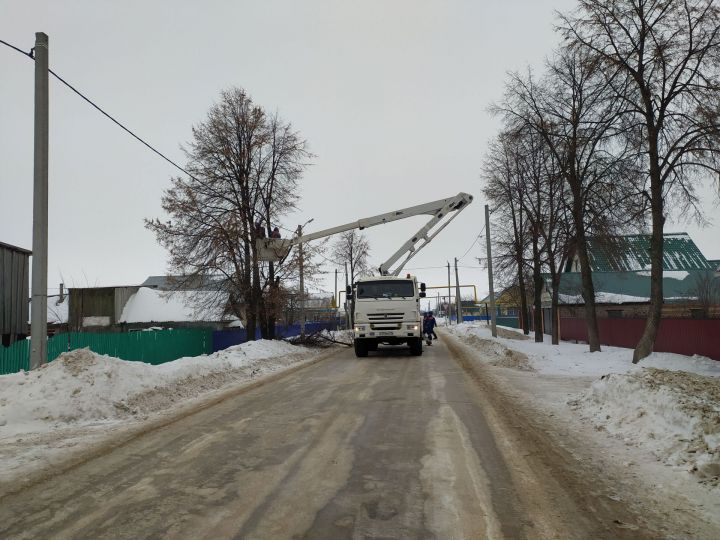 Электр линияләренә, газүткәргечләргә тиеп торучы агач ботакларын кисү оештырыла