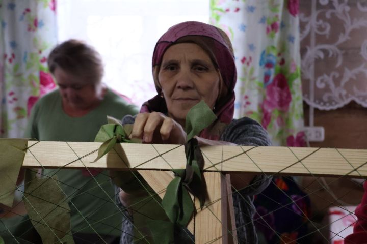 Яңа Әлем волонтёры Гөлчәчәк Фасикова: Маскировка челтәрләре яугирләребез өчен бик мөһим