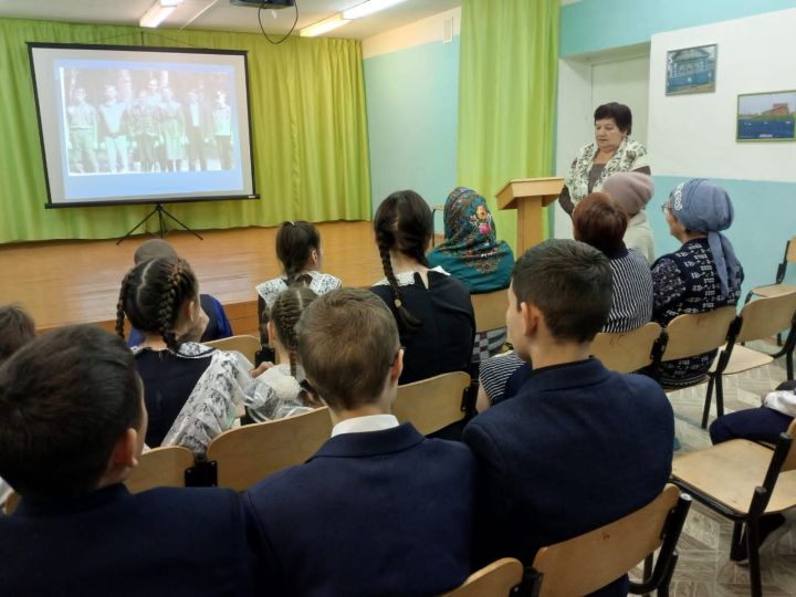 Хөрмәтебез чиксез Сезгә: Аккүз мәктәбендә ветеран укытучыларны зурладылар