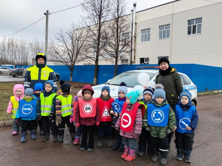 Юл фаҗигаләрендә һәлак булучыларны искә алабыз: Яңа Әлем бакчасы нәниләре акциягә кушылды