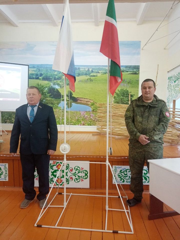 Очрашулар дәвам итә: Иске Байсарның Яшь армиячеләре МХОдән ялга кайткан авылдашларына концерт программасы күрсәтте