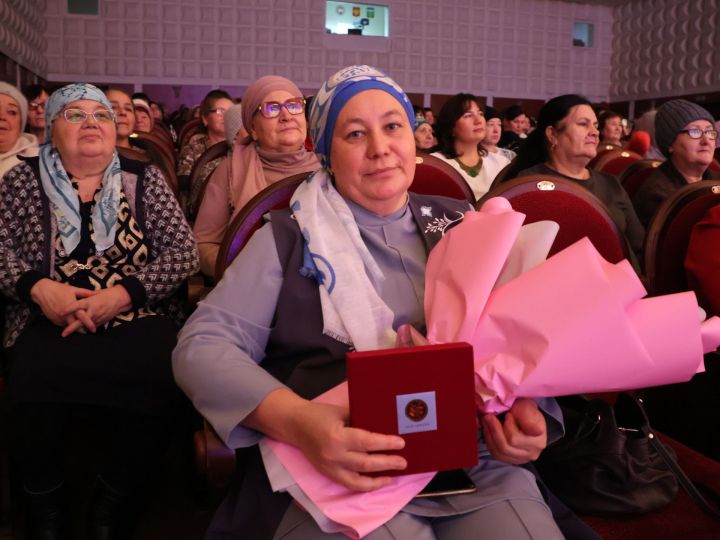 Ленар Зарипов Әниләр бәйрәмендә ике райондашыбызга «Ана даны-Материнская слава» медален тапшырды