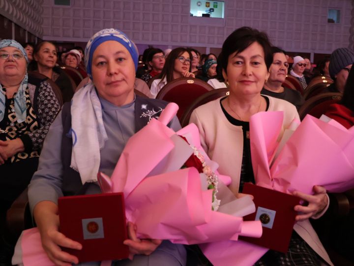 Ленар Зарипов Әниләр бәйрәмендә ике райондашыбызга «Ана даны-Материнская слава» медален тапшырды