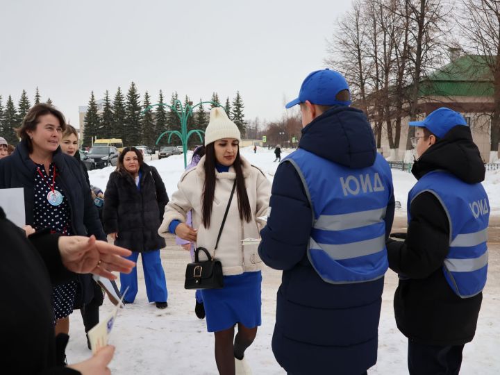 Балалар иҗат үзәгендә регионара юл хәрәкәте иминлегенә багышланган семинар кысаларында тематик күргәзмә эшли