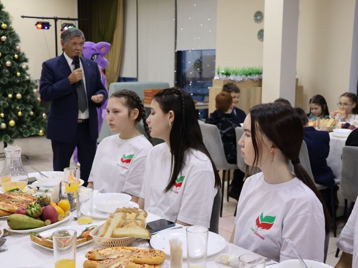 «БлагоДарение» фонды икенче ел рәттән шахматчы һәм волонтер балаларыбызны Яңа ел белән котлады