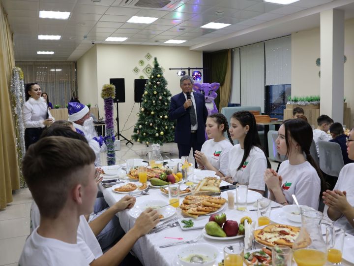 «БлагоДарение» фонды икенче ел рәттән шахматчы һәм волонтер балаларыбызны Яңа ел белән котлады