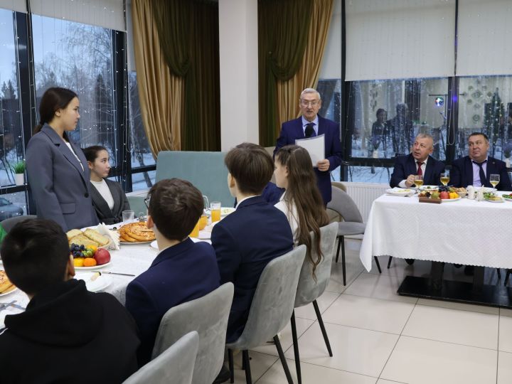 «БлагоДарение» фонды икенче ел рәттән шахматчы һәм волонтер балаларыбызны Яңа ел белән котлады