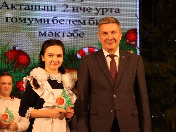 Бүген алдынгы укучыларыбызны район башлыгының Чыршы бәйрәмендә хөрмәтләделәр